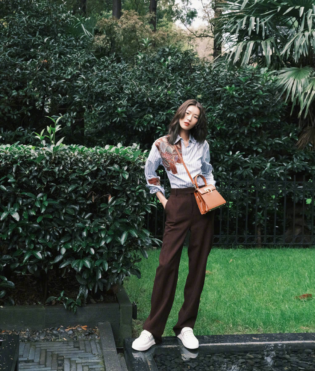 刘雯的日常穿着更偏休闲,有着慵懒随性的洒脱感,简单又不乏时尚感.