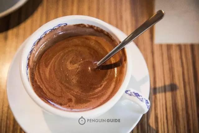 在hof,店员拿了只塑料杯,加了点淀粉很不熟练地搅了一小会,加入一块