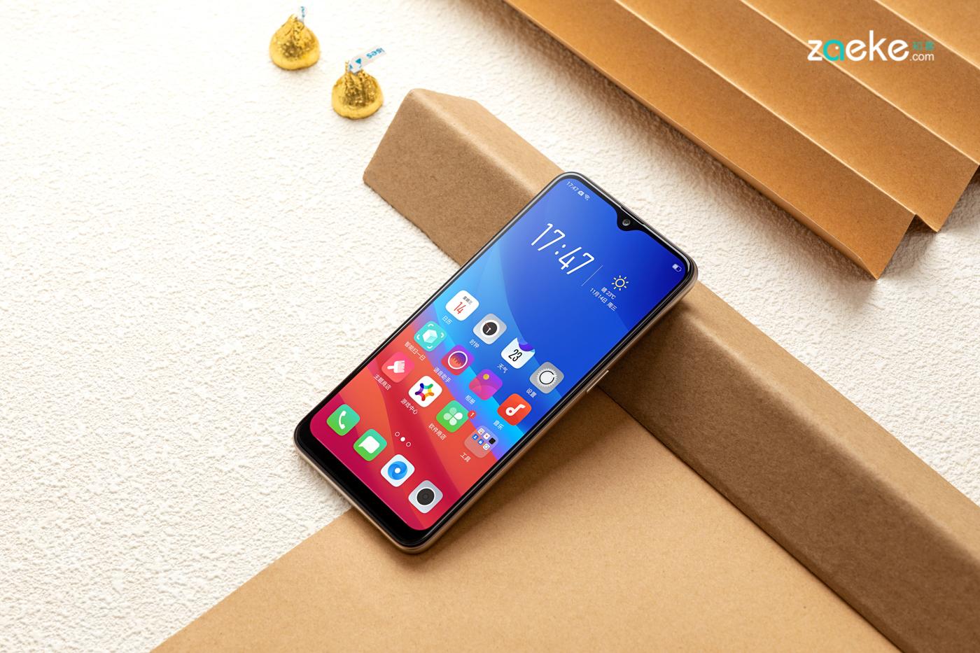 用上水滴屏的oppoa7多出一份体面感