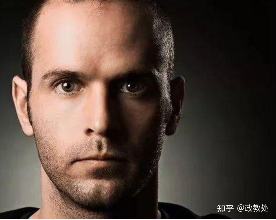 全侧光(阴阳脸)光位布置:通常人物旁侧180度,与人物平行.