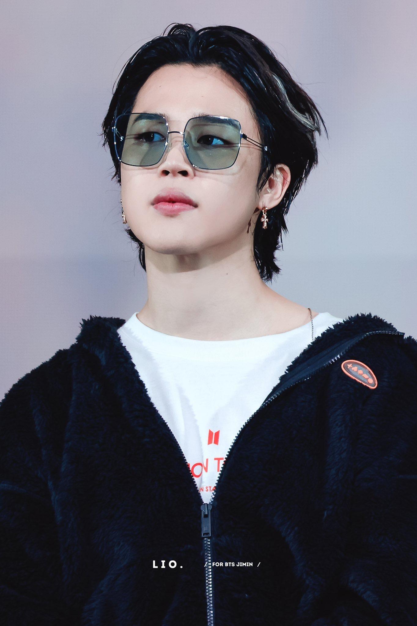 请问有朴智旻近期黑发白发挑染的图吗