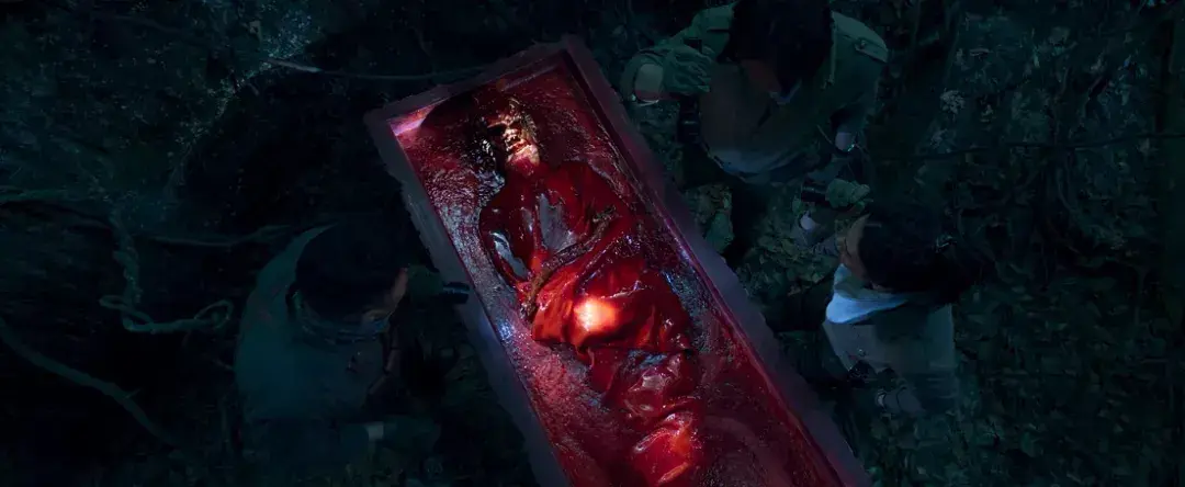 打开之后恐怖效果拉满,"血棺"中躺着一具戴有黄金面具的尸体.