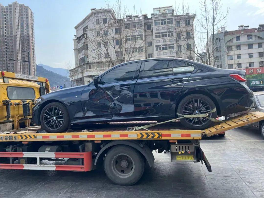 创新宝马3系被撞后瞬间弹出气囊车主感叹安全保护系统很给力