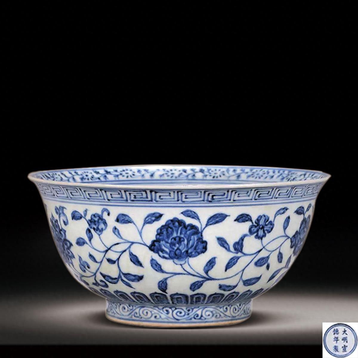 中国 大明宣徳年製  青花唐草文小壺 A rare Ming-style blue and white yuhuchunping, Qing dynasty