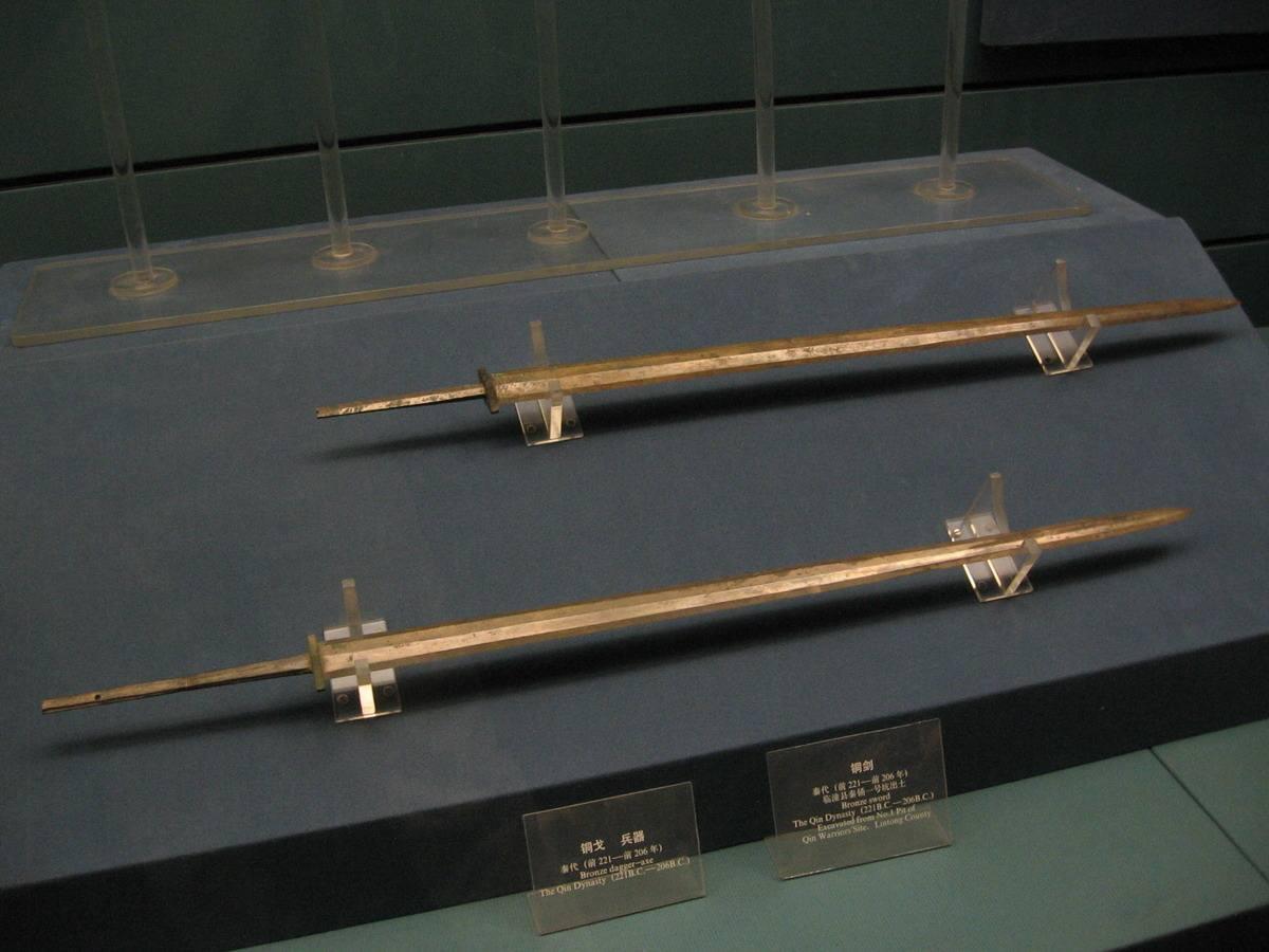 铸剑术 陈列于秦始皇兵马俑博物馆的两把青铜剑(只是陈列了两把) 这