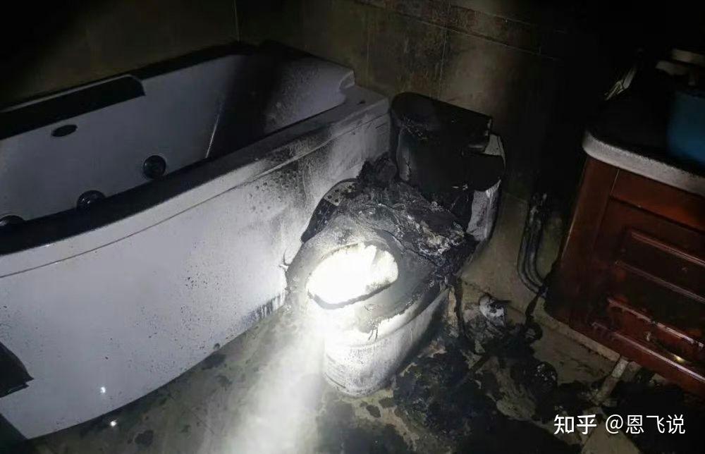火烧屁股,厦门一男子上厕所时马桶突然冒烟着火!