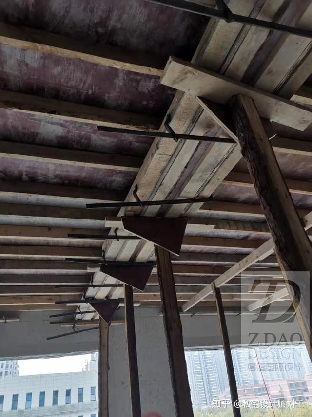 拉结筋架立筋的位置是在梁边缘的两端,给其他筋起到遮挡和固定作用,没