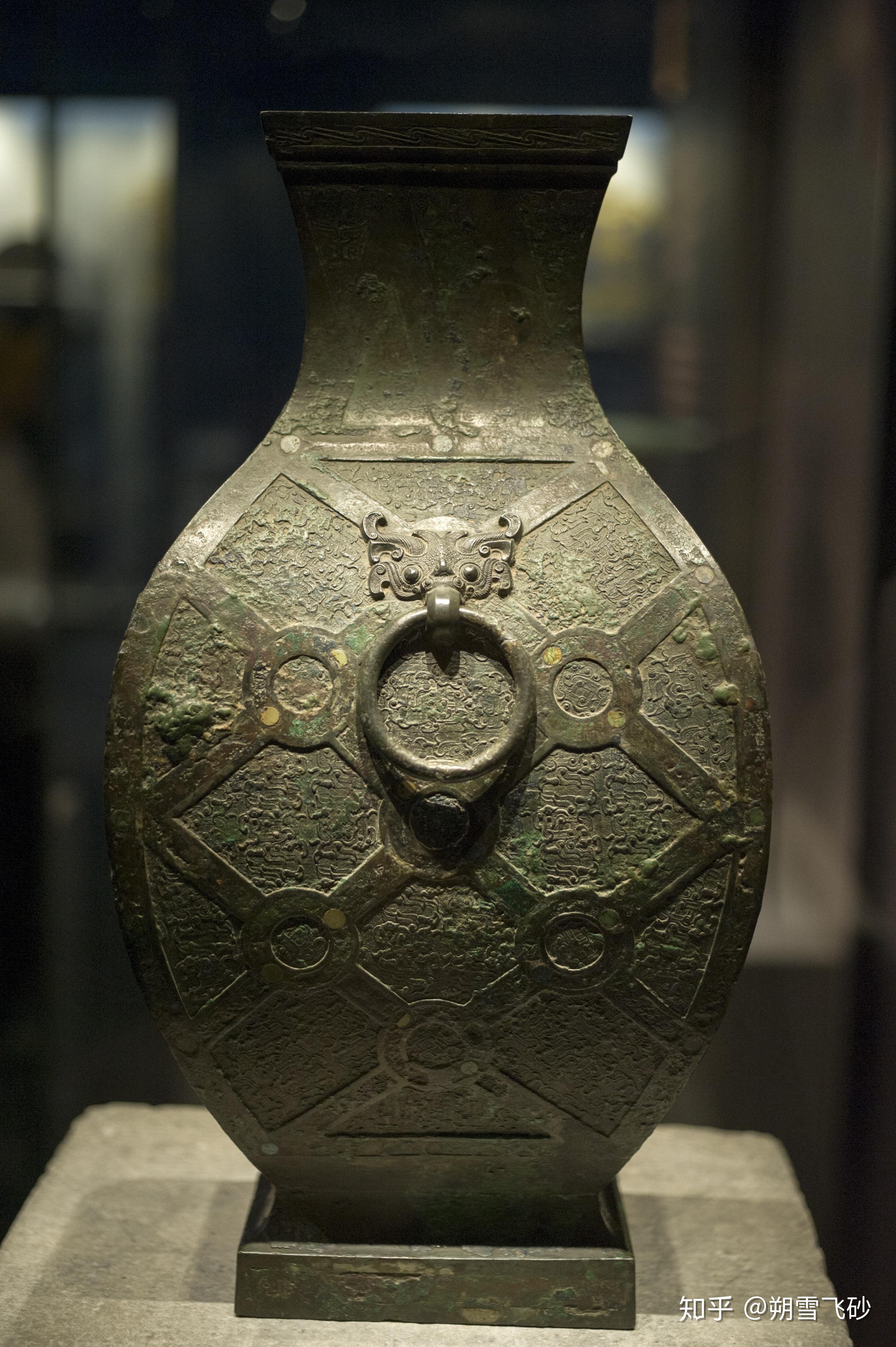 颐和园管理处藏战国嵌松石羽纹钫尊圈足,上细下粗,上部有十字形开口