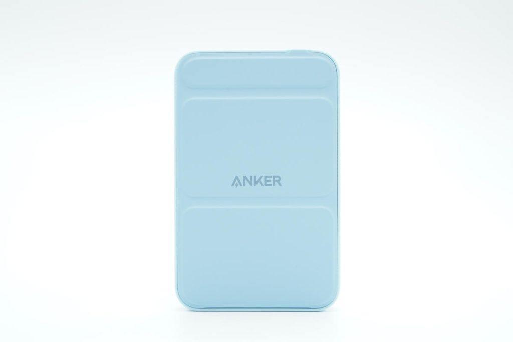 包装盒依旧蓝白配色设计,风格简约,正面印有anker品牌logo.