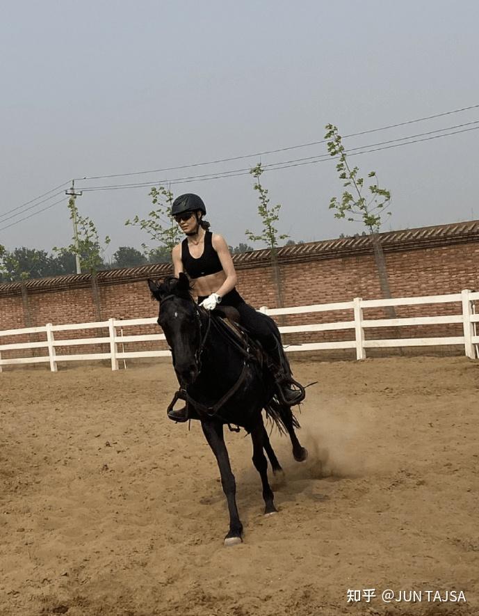 足球新闻谷爱凌骑马太飒了皮肤白皙紧身背心腹肌条纹清晰身材高挑