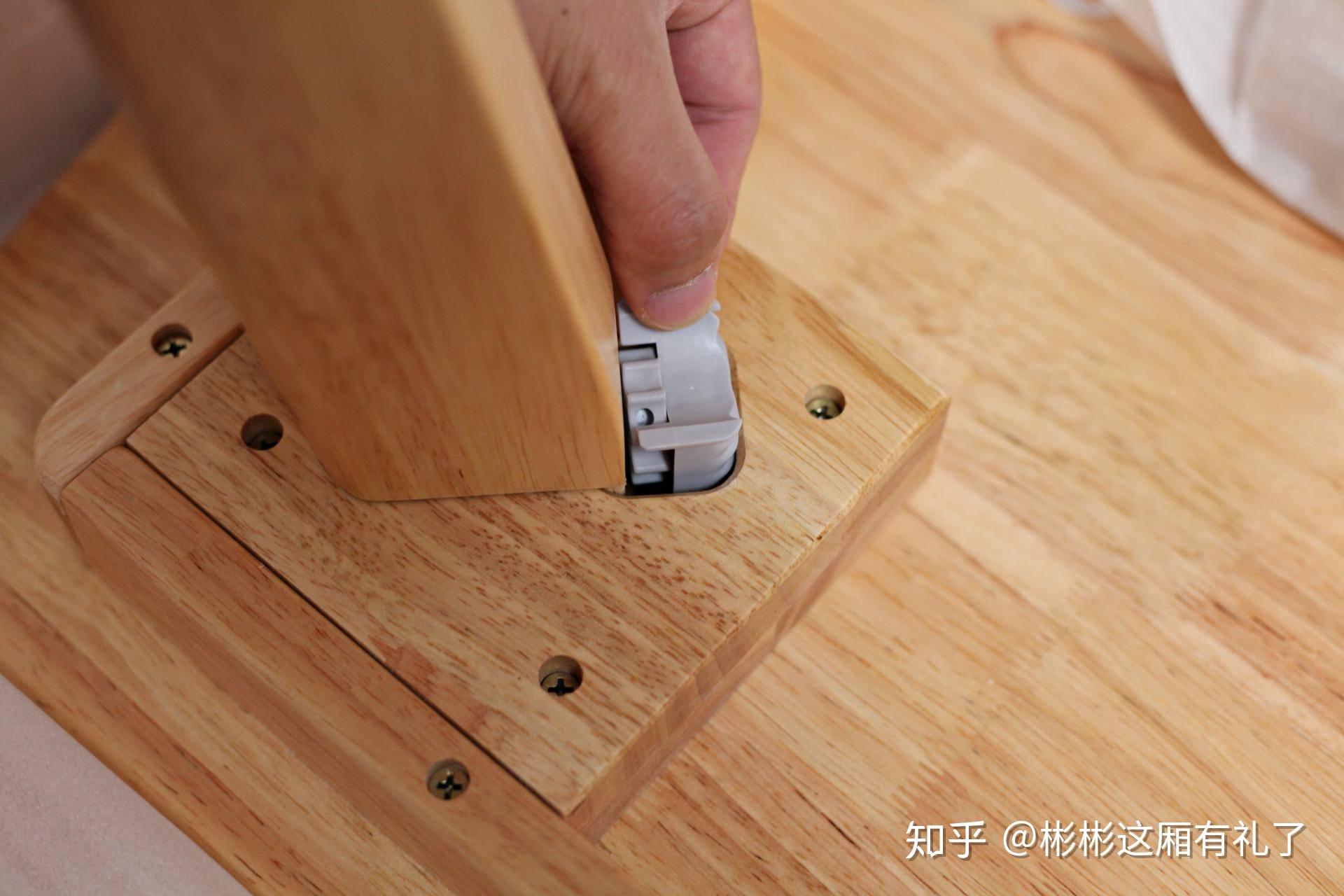 木餐桌椅的安装和使用情况,安装方面其实很简单的,桌子部分是无螺丝