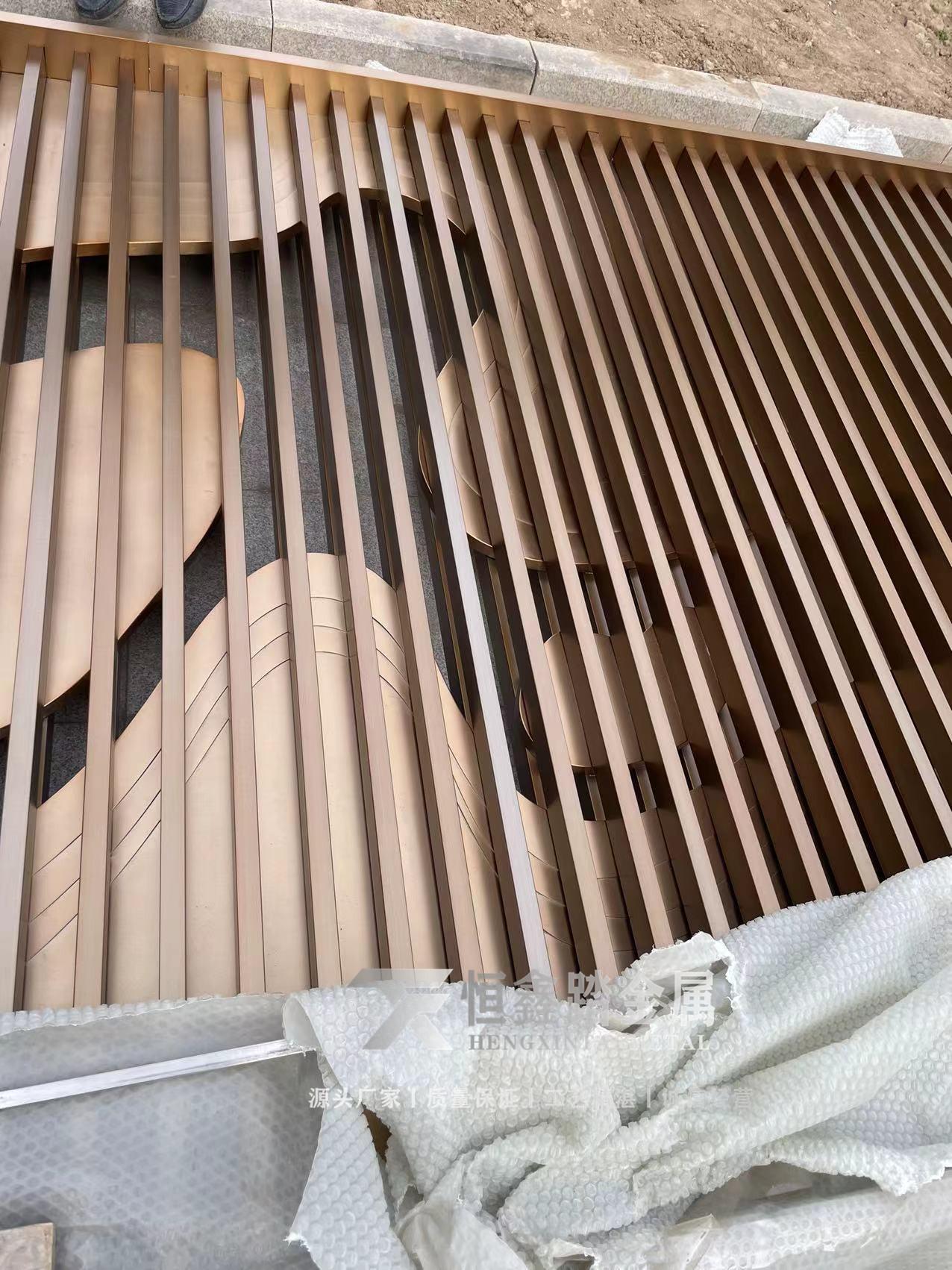 不锈钢景墙格栅造型具有很耐空气,蒸汽,水等弱腐蚀介