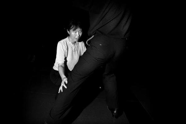 张涛 荷赛获奖作品：《黑暗中的舞者：北京盲人舞蹈队》。2006年9月26日,北