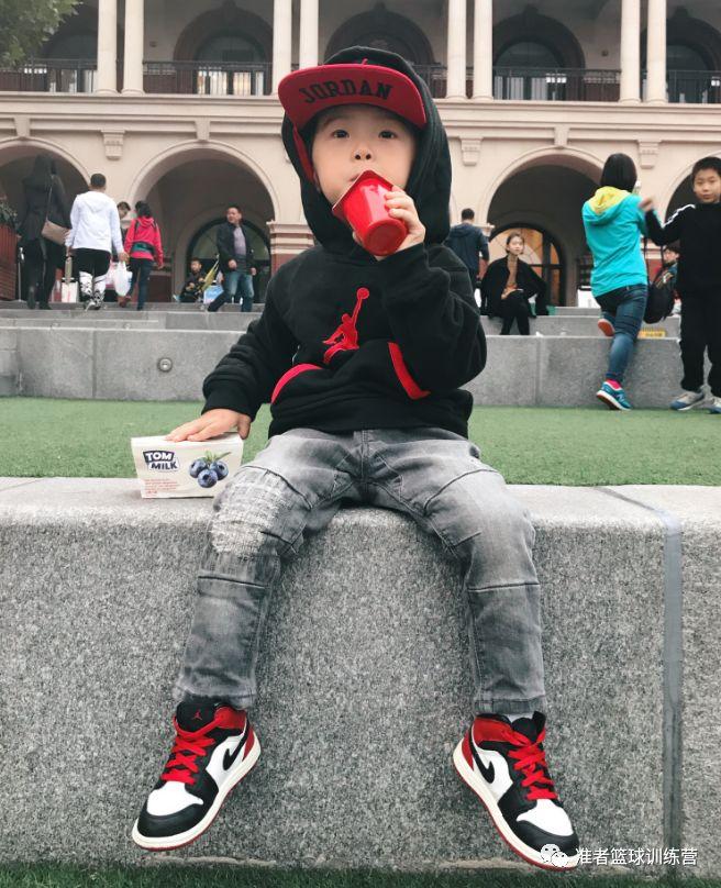 出生6个月就穿aj这个3岁天津网红小朋友球鞋球衣比你多