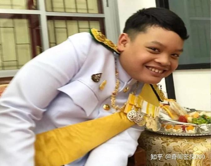 可令泰国人民失望的是,这个小王子虽然小时候长得非常可爱,但长大之后