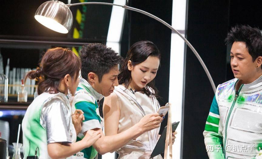 据悉求婚成功之后,张戈马上开始筹备婚礼,但王鸥这时却迎来了事业的