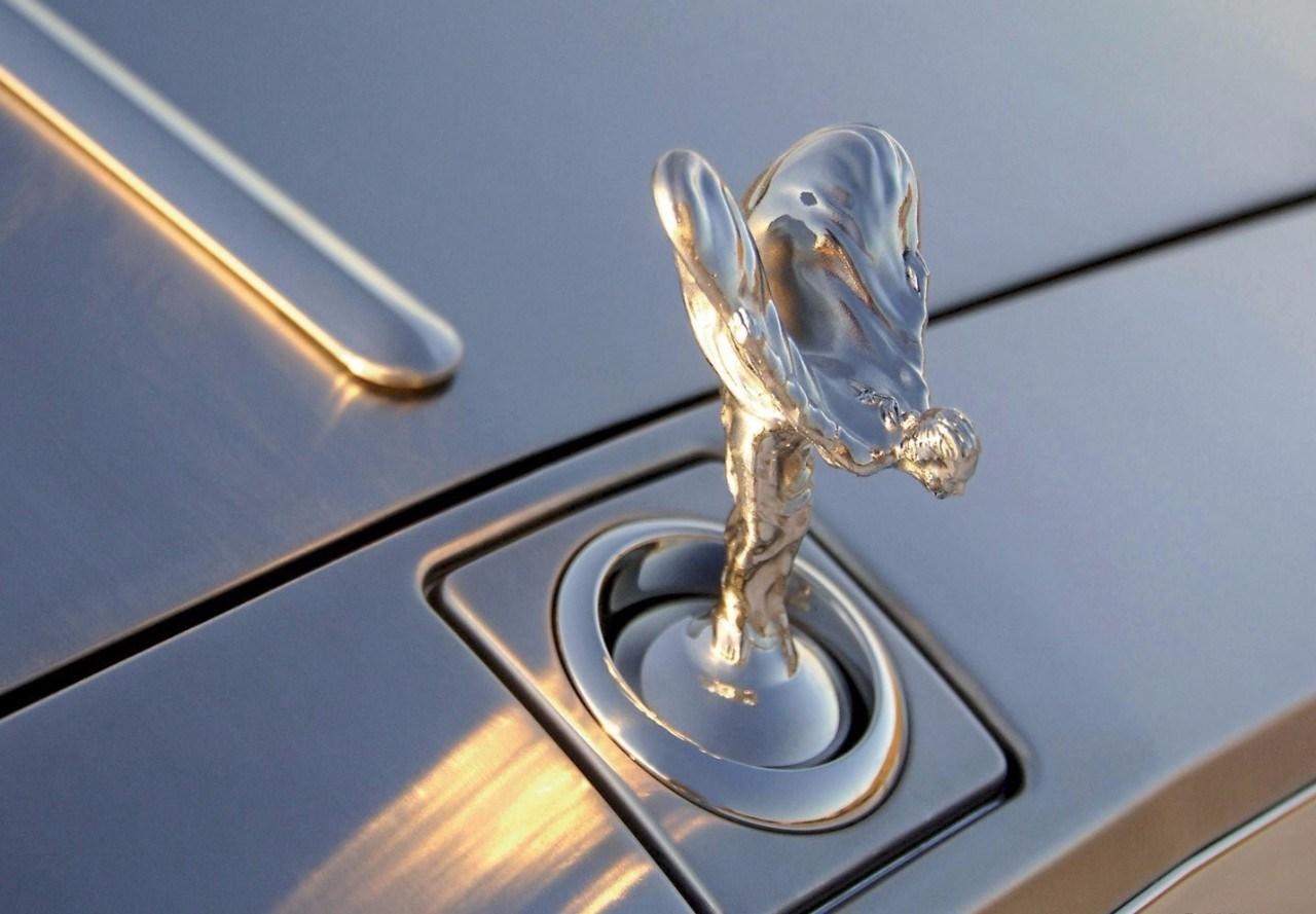 看他的车标就知道不是便宜货相当于中国的红旗l7,德国奔驰s600,还有