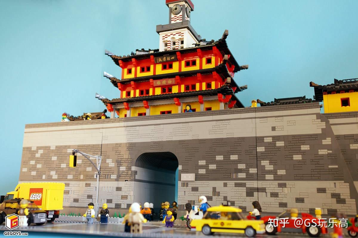 经过一个月的时间,用10000多块乐高积木颗粒堆砌出原汁原味的宁波鼓楼