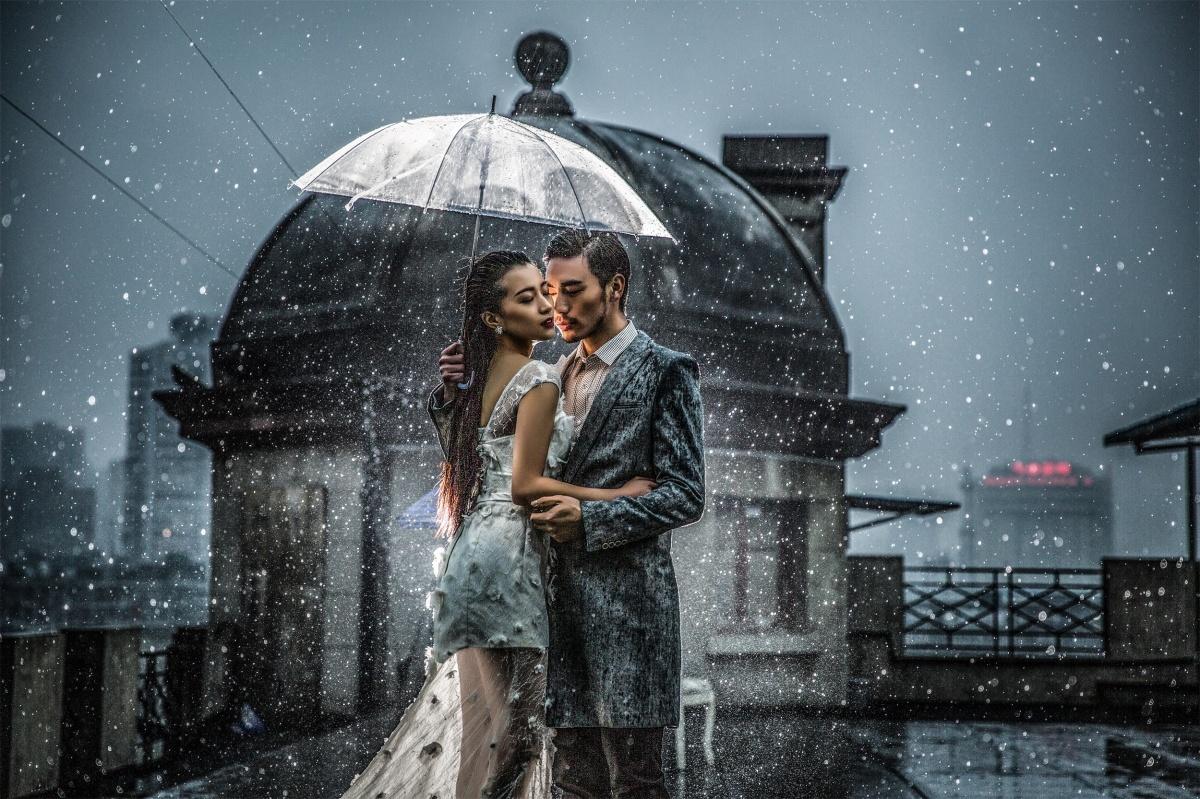 有一种全世界只有你我的浪漫叫做雨天婚纱照