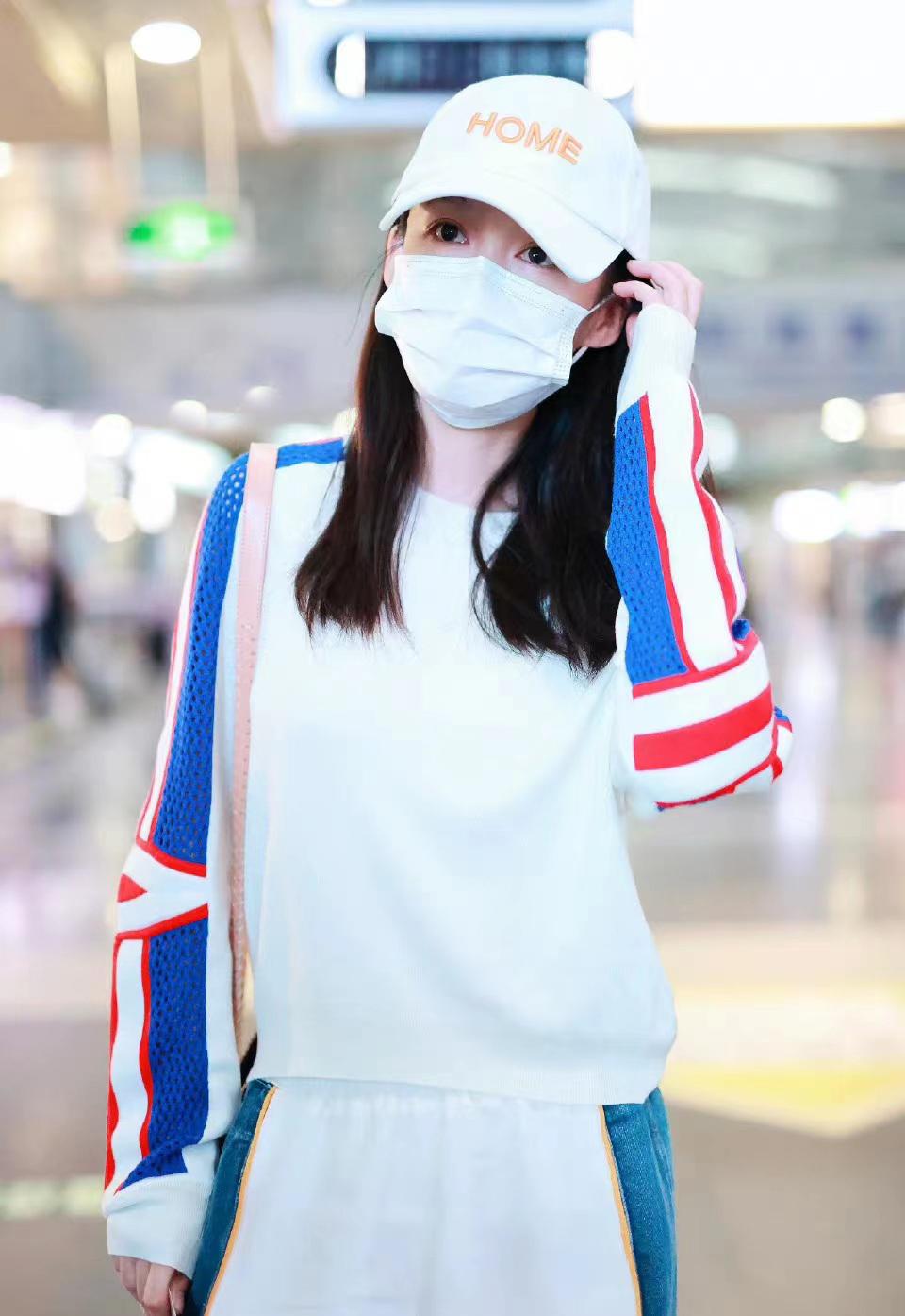 李沁运动装也时尚,穿拼色镂空袖卫衣和运动裤套装,随性减龄 - 知乎