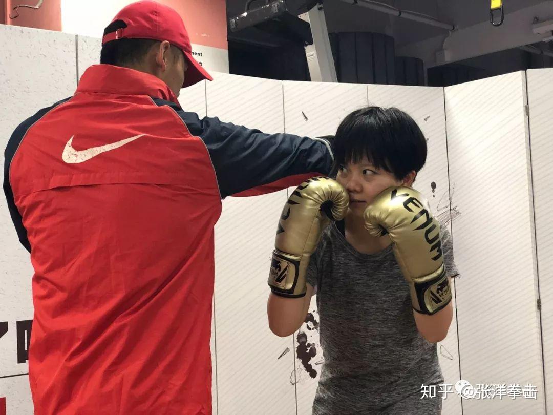 后闪躲,迅速还原基本姿势,上体具有一定的弹性,重心平稳,动作干净利索