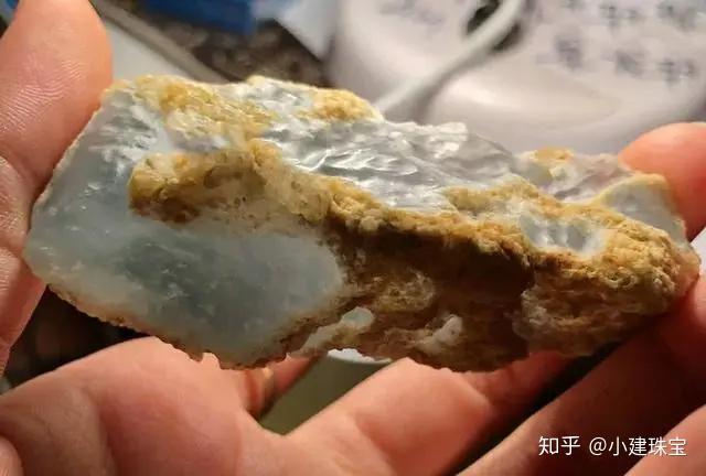 花5000买下的翡翠原石外表虽小价值无比大瞬间暴涨百万