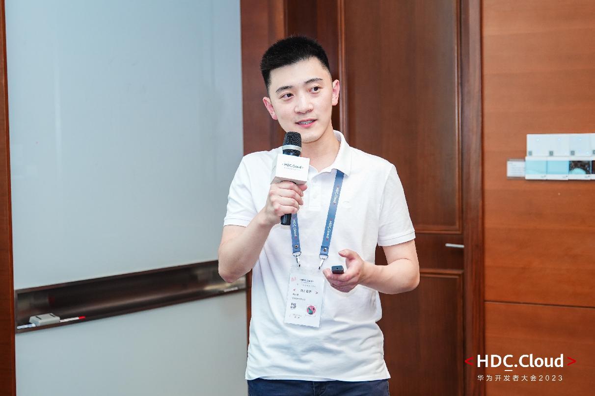 会议开始由华为公司战略与产业发展副总裁肖然致辞,肖然表示:"开发者