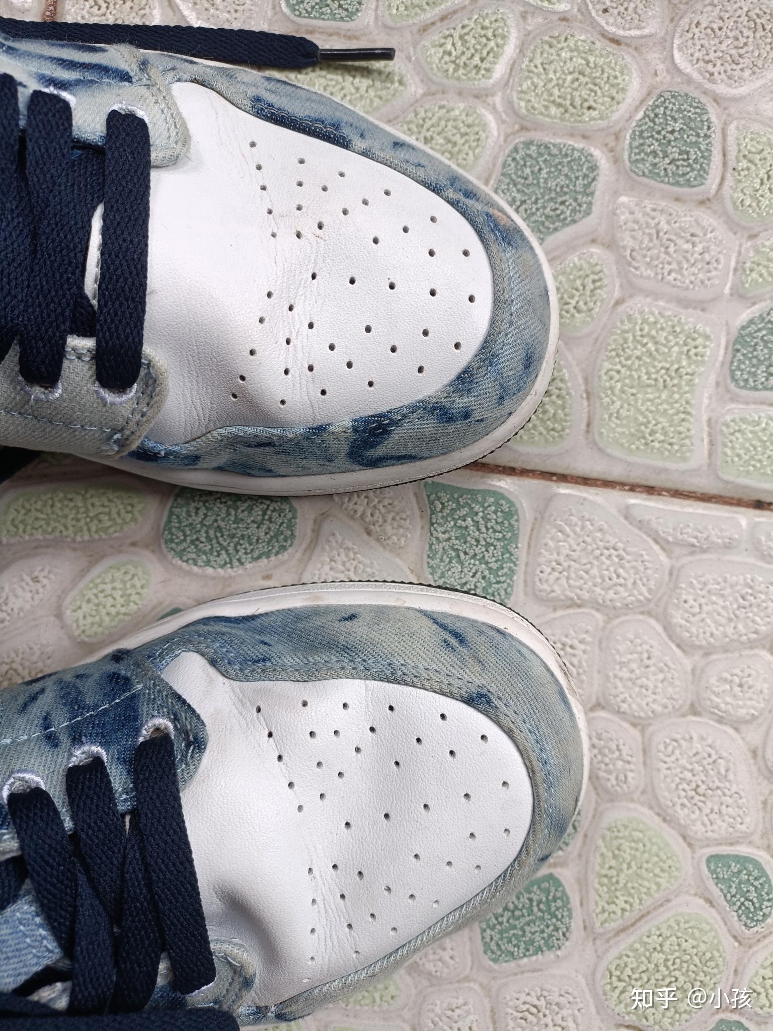 aj1low水洗丹宁买大一码这折痕正常吗