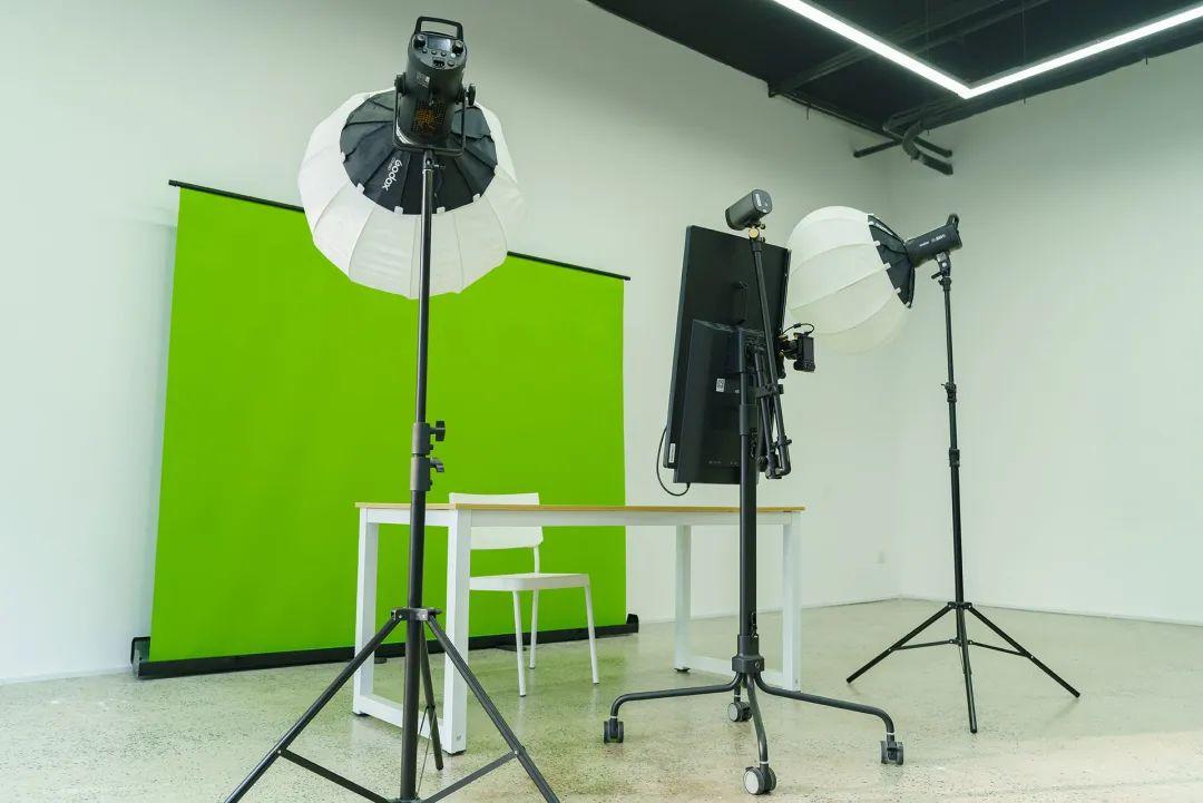 间的细化场景,从现有的高考志愿填报直播间来分析,直播间搭建较为简单