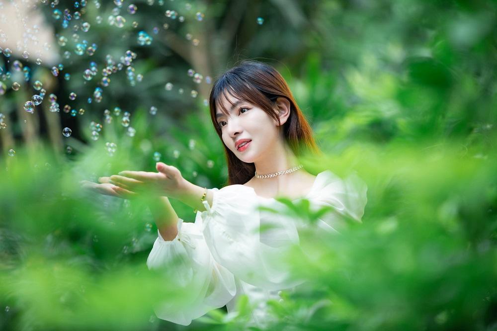 佳嘉长发披肩温婉大气空灵眼神清澈如水