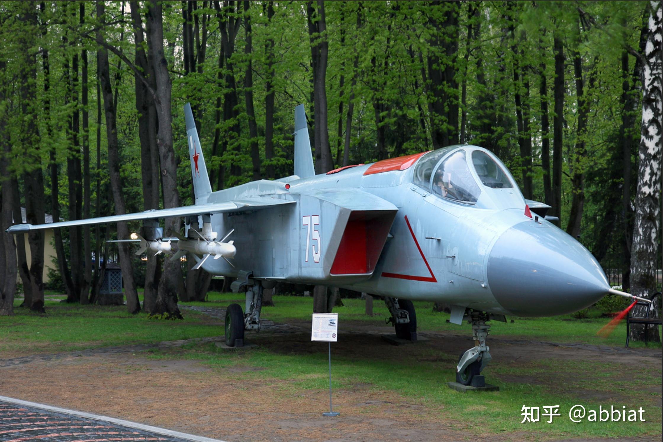 未完成的先进战机开发项目(9):雅科夫列夫 雅克-141垂直起落战斗机