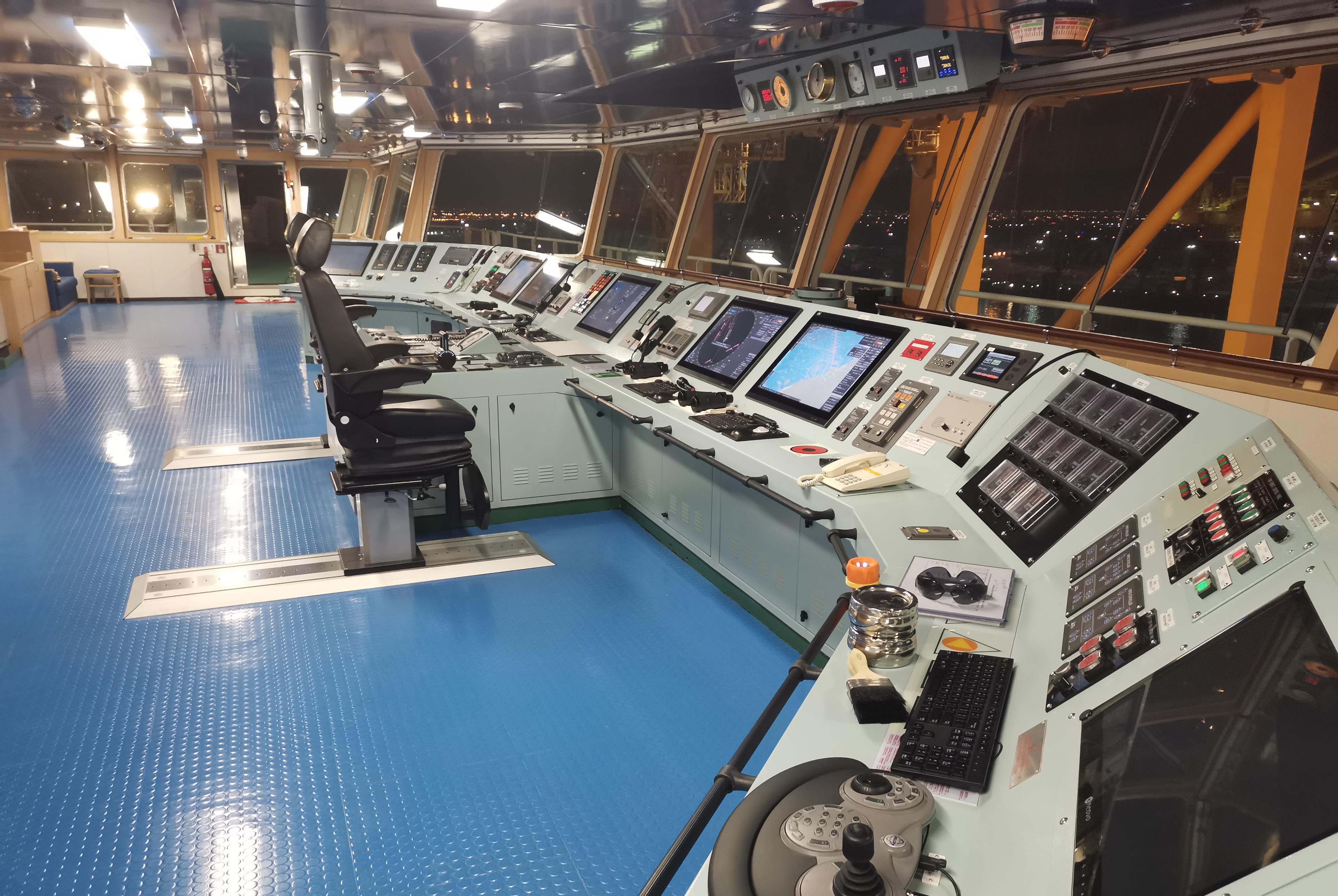 货轮驾驶台