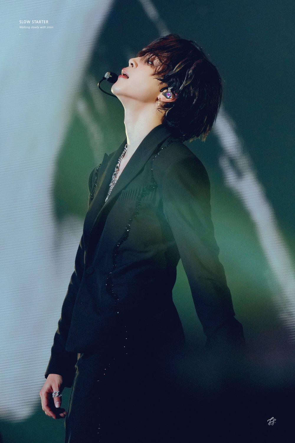 请问有朴智旻近期黑发白发挑染的图吗