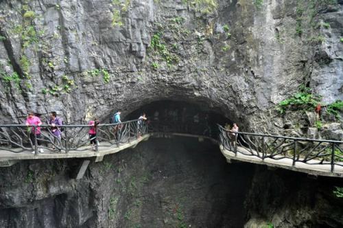 天门山鬼谷栈道,位于觅仙奇境景区,因悬于鬼谷洞上侧的峭壁沿线而得名