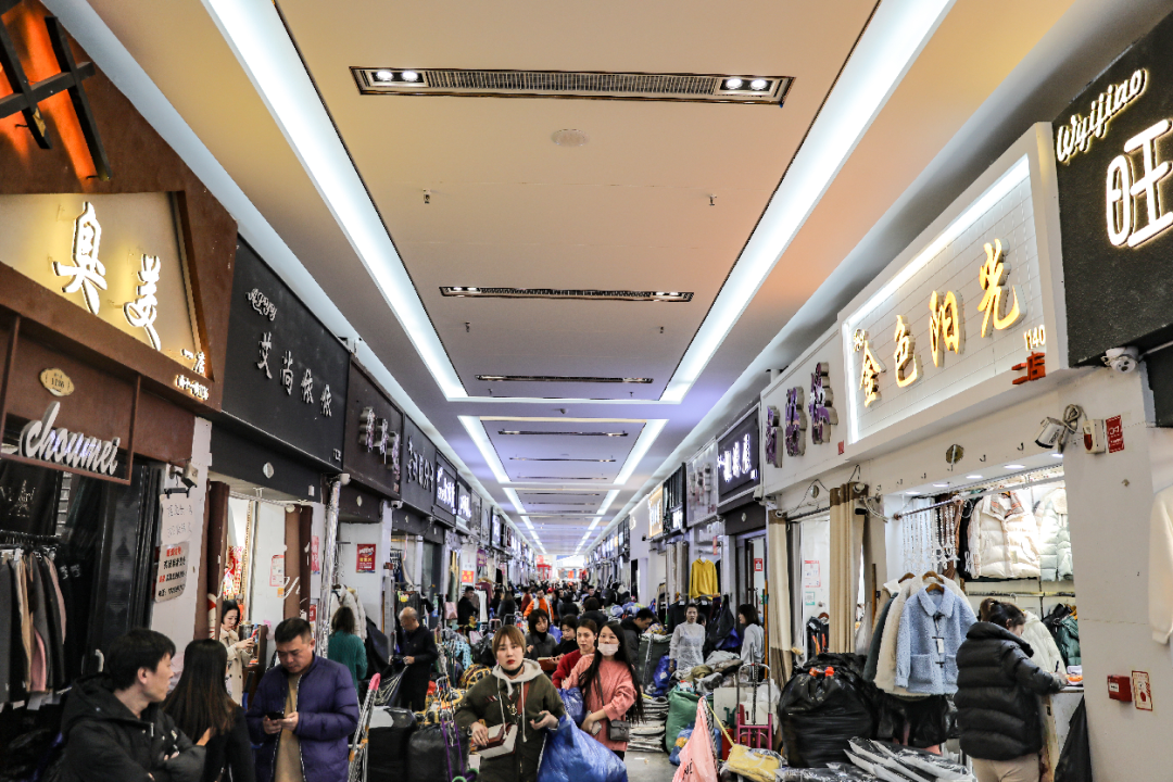 在锦荣商贸城西区,汇集了地产女装,快时尚女装等诸多货源