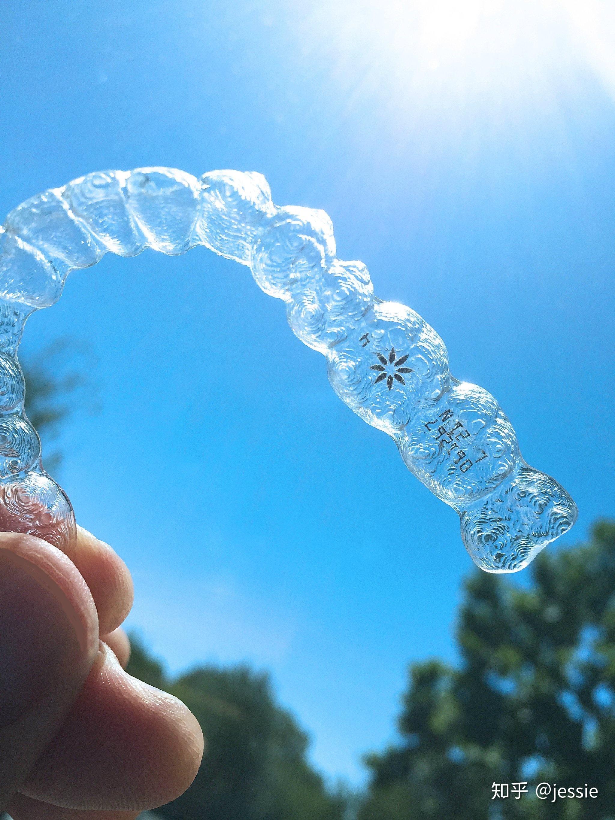 有没有像保持器那样透明且可以矫正龅牙的牙套