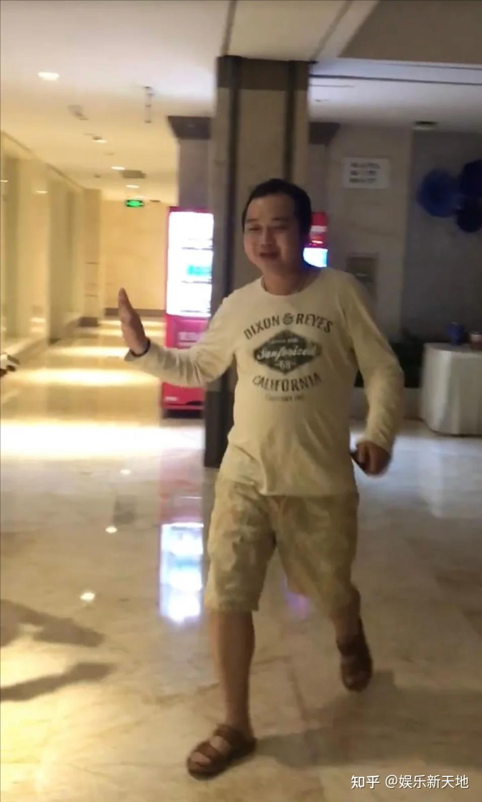 43岁"酱爆"何文辉近照曝光,朴素出行引热议,网友直呼"岁月是把杀猪刀"