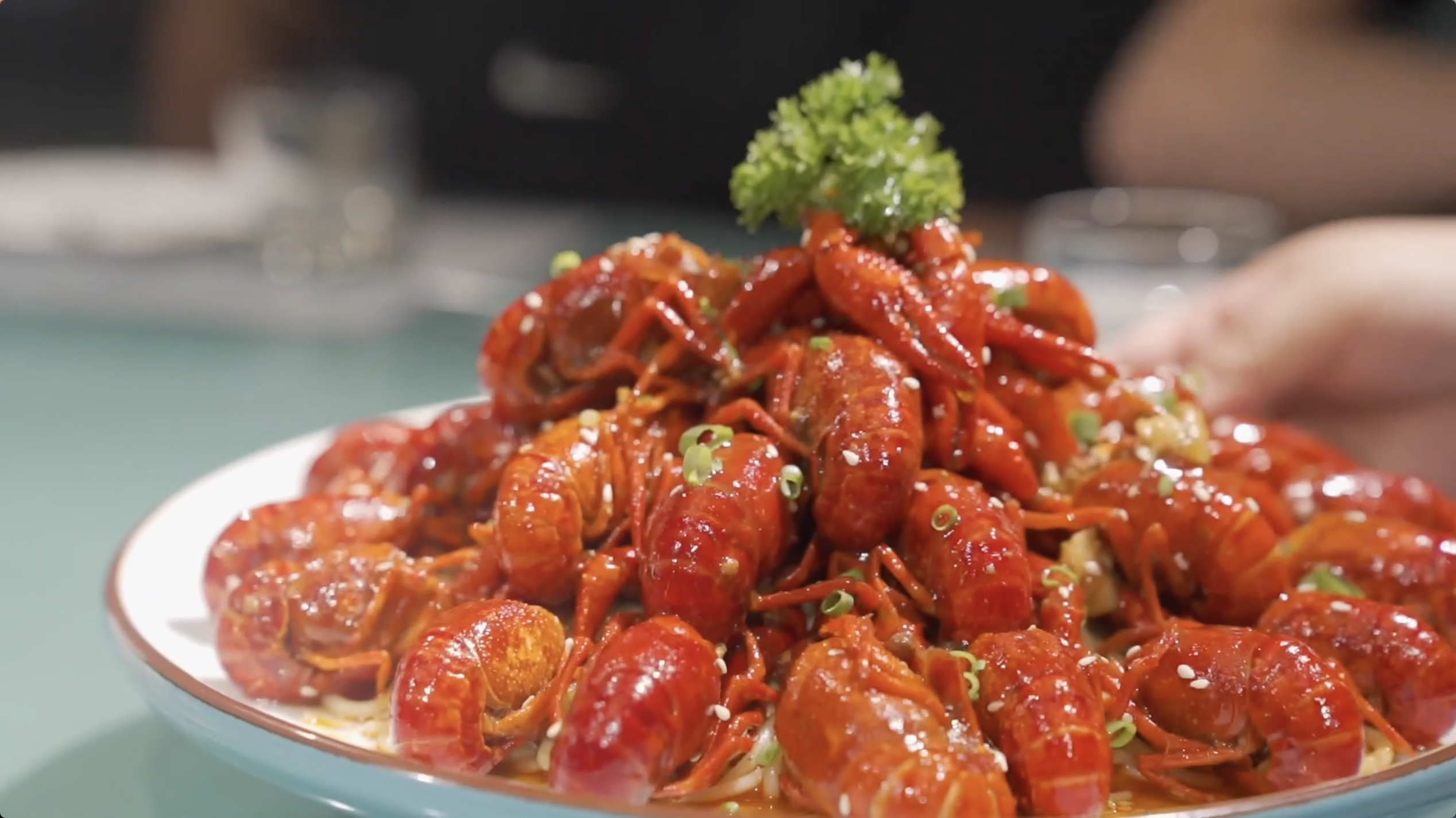 淡嘴哥只吃路边摊又抠又省去伊犁请郭北鼻吃西餐一桌美食犒劳