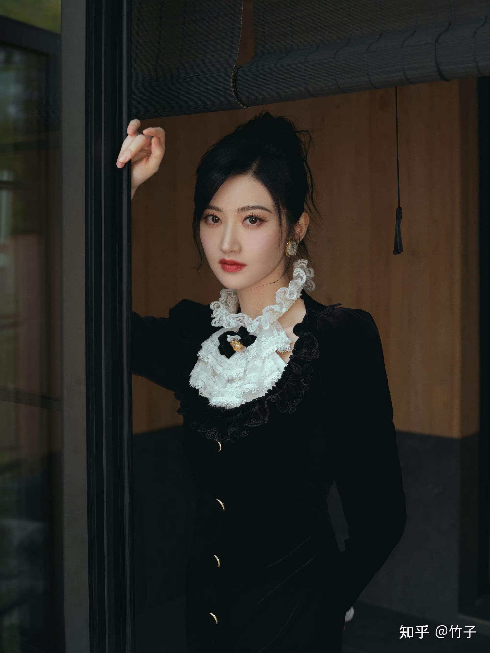 景甜美照新鲜出炉蕾丝丝绒裙复古小性感果然人如其名又美又甜