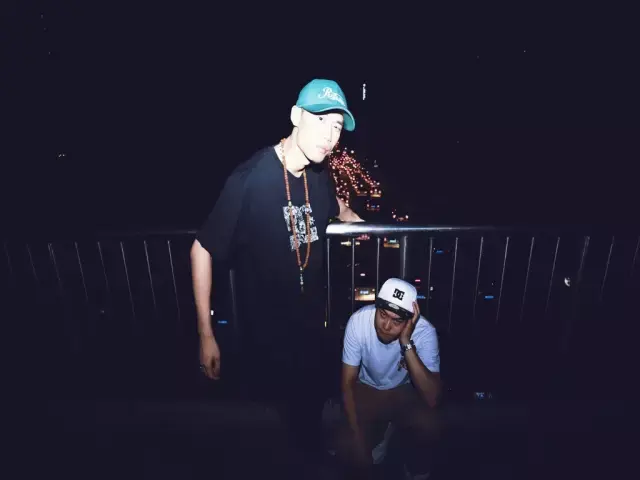 双棒儿是由 90 后的贾磊与 80后 的欧子组成的北京地下说唱组合,从