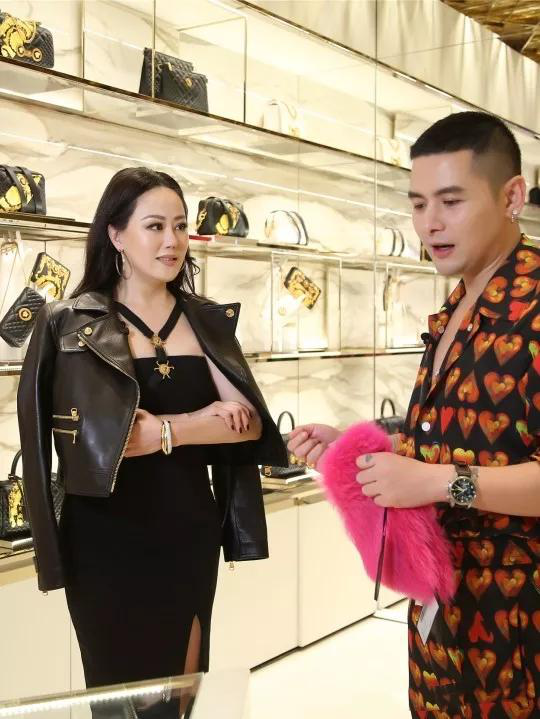 章小蕙真是大婶尤物穿开叉裙大秀饱满身材这才是穿搭高手