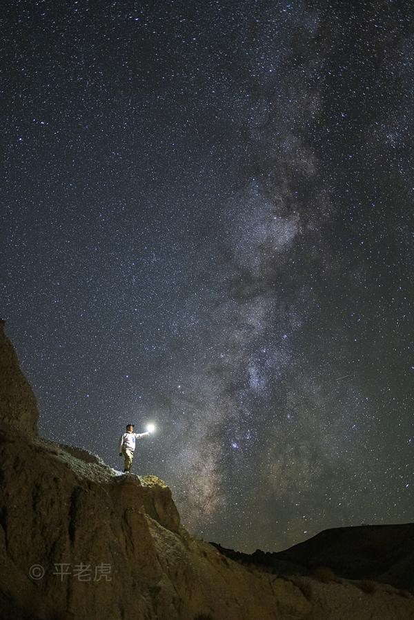 星空下的人影图片图片