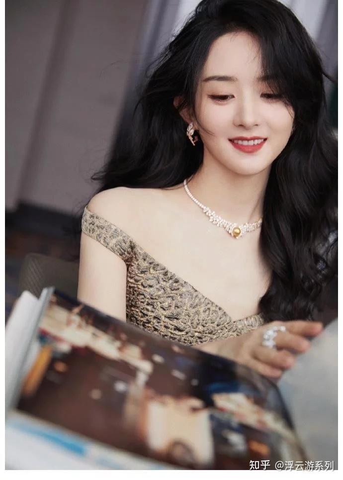 赵丽颖穿豹纹抹胸礼服裙华丽又性感