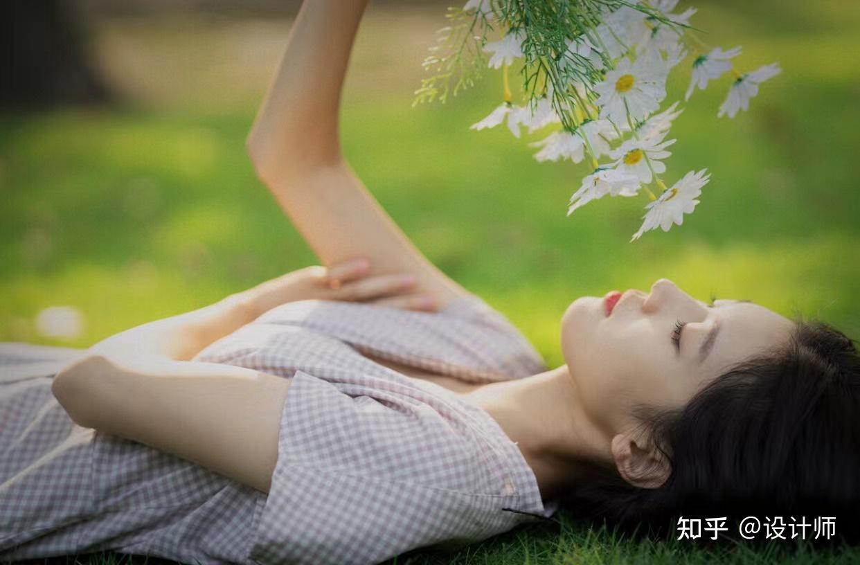 躺姿一般只见于情绪和私房写真拍摄,但躺姿能给人带来奇特的视觉感受