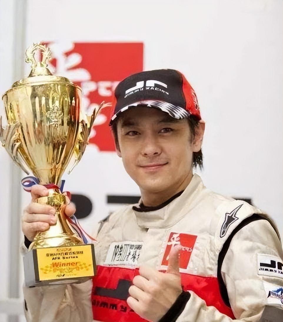 据悉,林志颖具有丰富的赛车经验,2000年8月,在珠海赛车场拿到赛车生涯