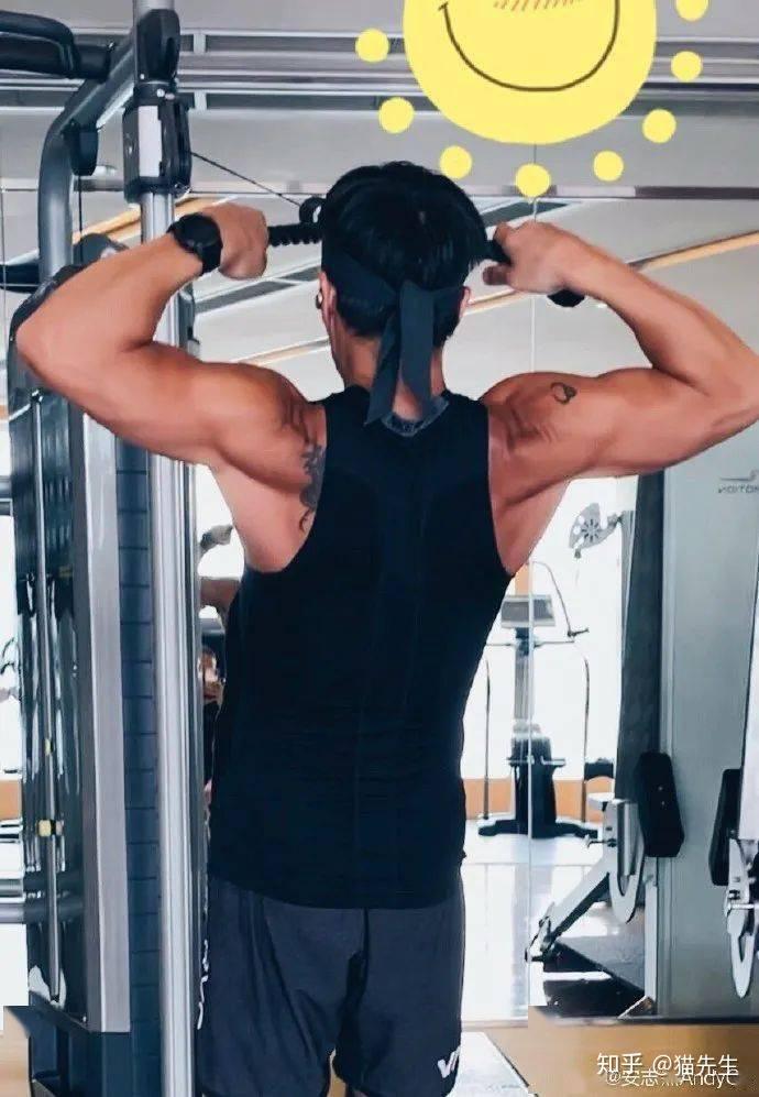 每一块的肌肉都是流下的汗水换来的安志杰虽然没有大红大紫人气也远不