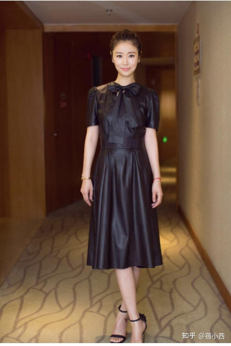 林心如和胡兵都不会老的吗穿黑白配同框合影看不出都快奔五了