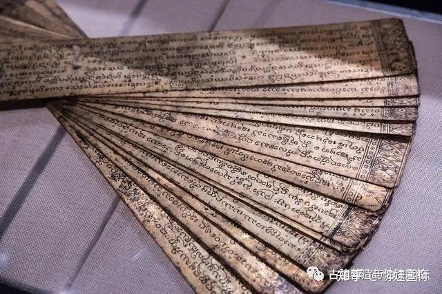 宽约7厘米的贝叶经,上面刻写着密密麻麻的梵文,据说现全世界认识该