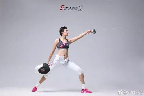 又到了晒身材的季节墙都不服只服击剑人的大长腿