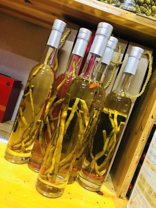 将酒坛消毒,控干待用,铁皮石斛,枸杞,麦冬洗净一起放入酒坛内,浸入40